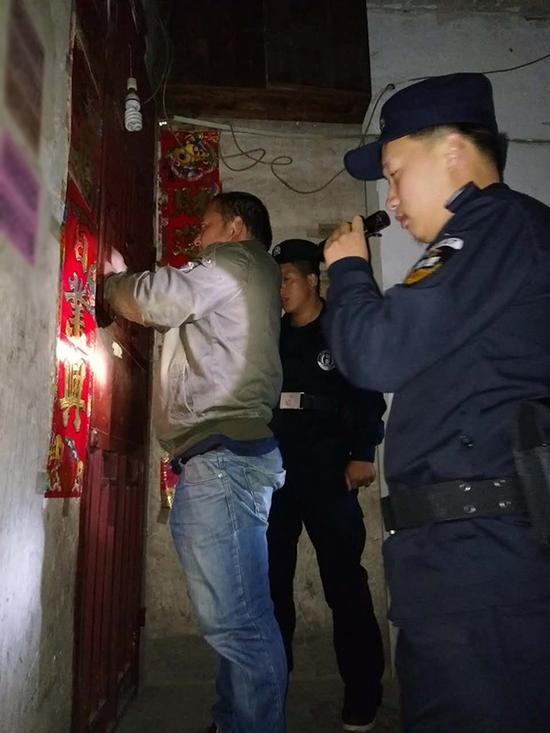 民建乡粗心妈妈误将幼女锁家中 