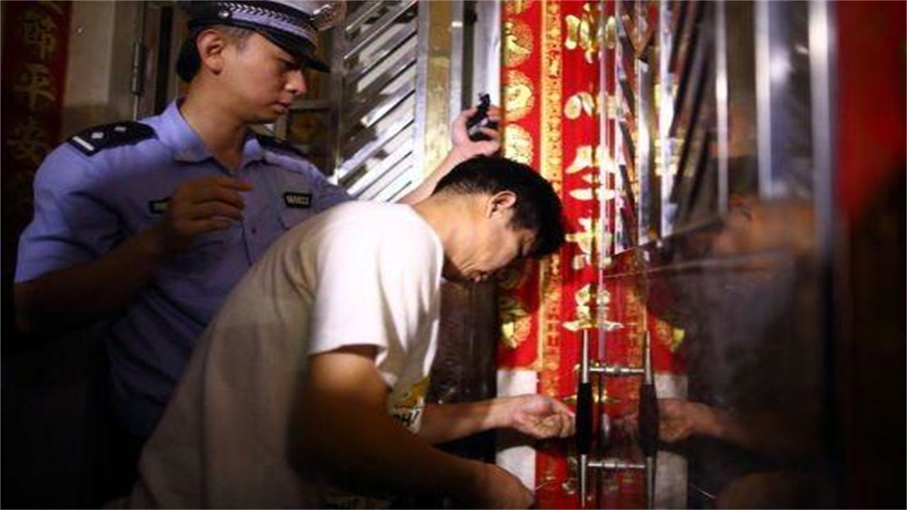 民建乡请开锁师傅开了锁后，师傅